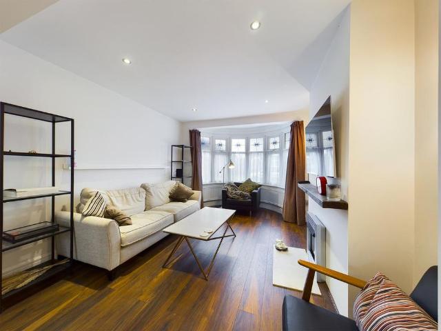 4 bedroom semi detached house to rent