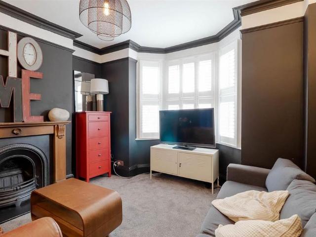 4 bedroom semi detached house to rent