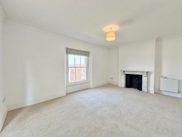 4 bedroom semi detached house to rent