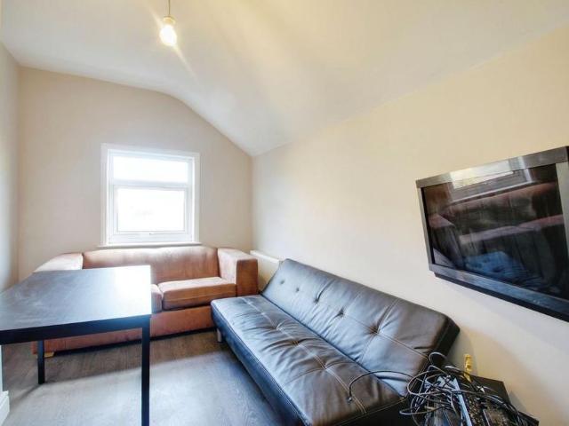 4 bedroom semi detached house to rent