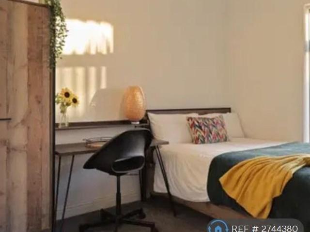 4 bedroom semi detached house to rent