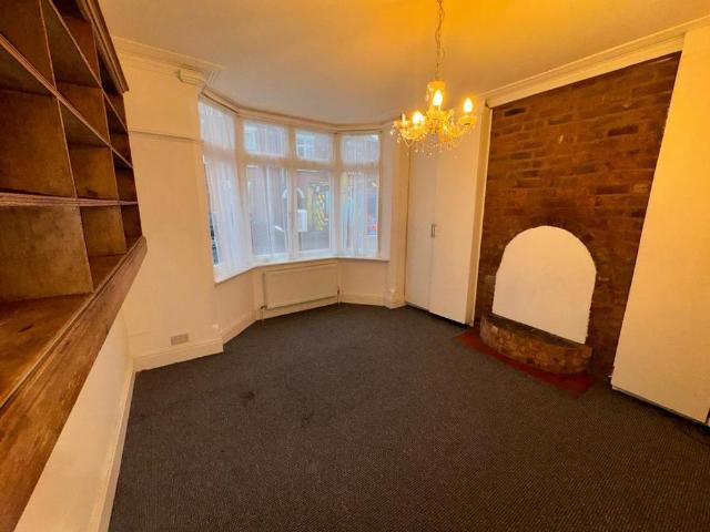 4 bedroom semi detached house to rent