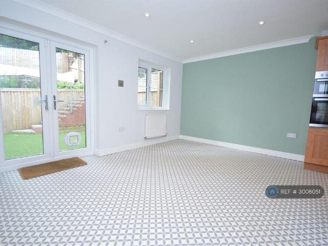 4 bedroom semi detached house to rent