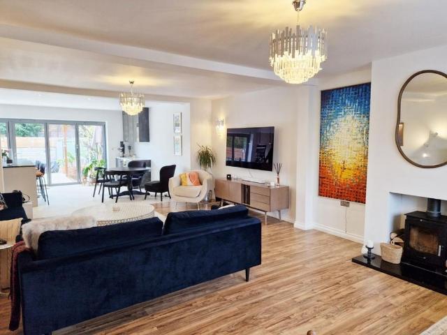 4 bedroom semi detached house to rent