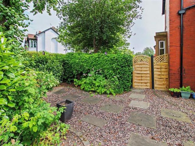 4 bedroom semi detached house to rent