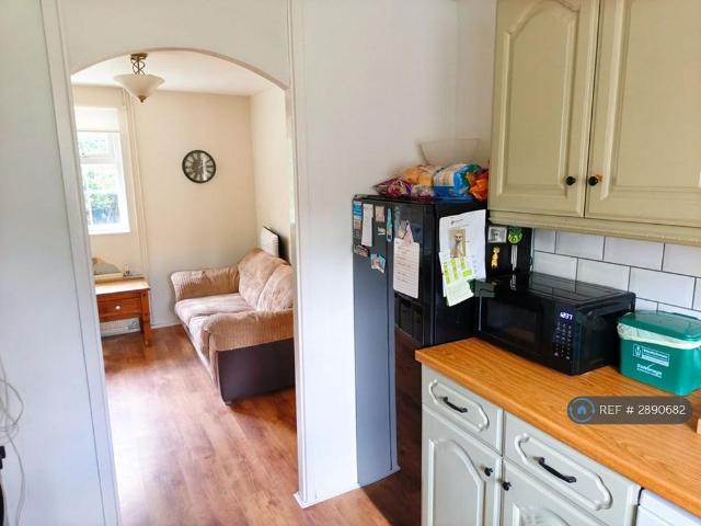 4 bedroom semi detached house to rent