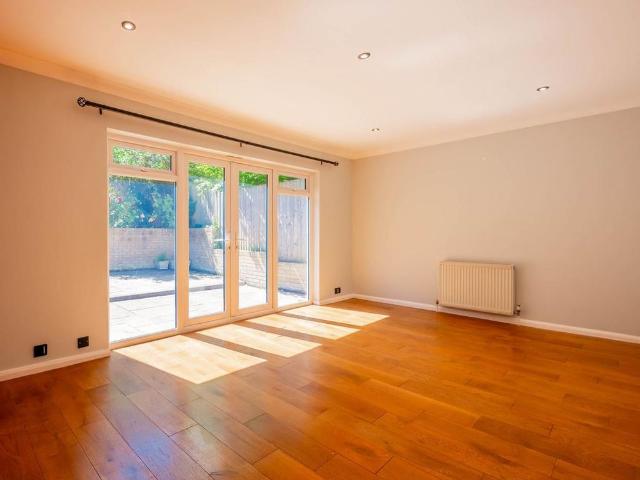 4 bedroom semi detached house to rent