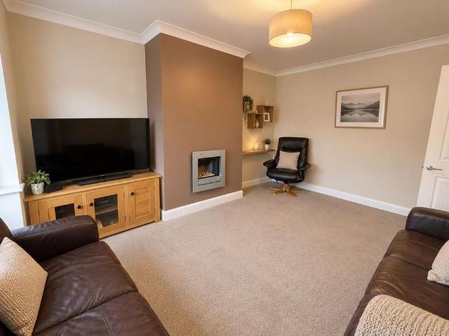 4 bedroom semi detached house to rent