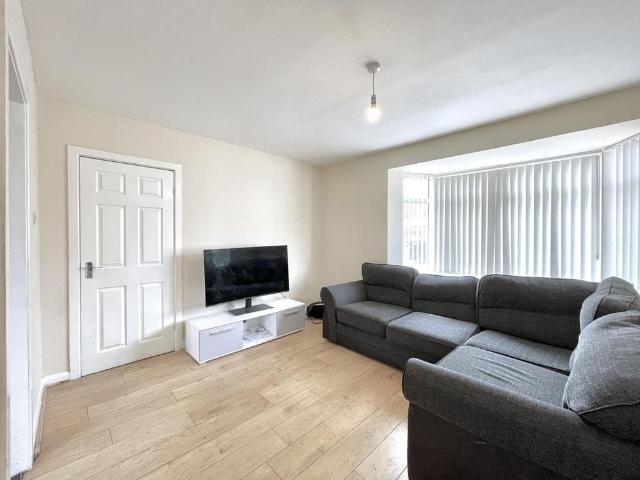 4 bedroom semi detached house to rent
