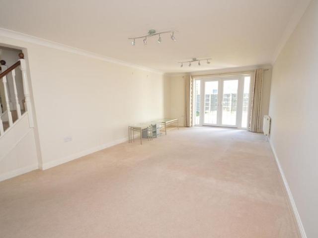 4 bedroom semi detached house to rent