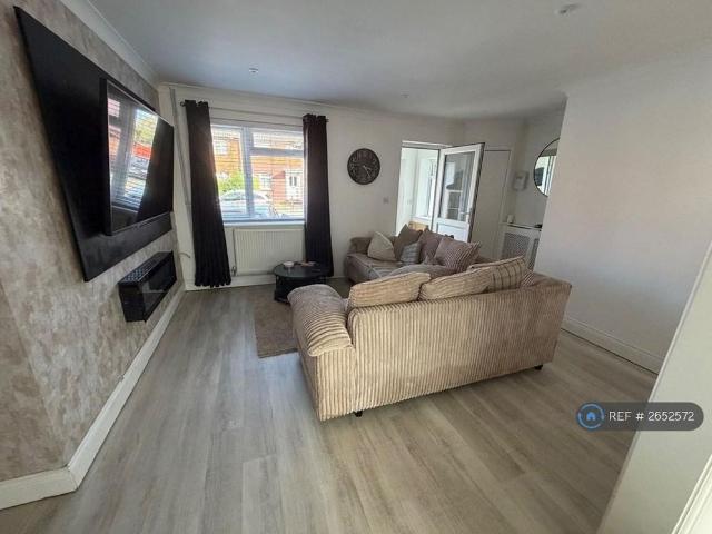 4 bedroom semi detached house to rent