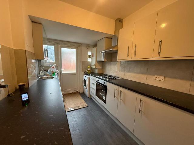 4 bedroom semi detached house to rent