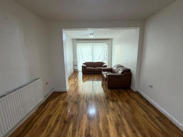 4 bedroom semi detached house to rent