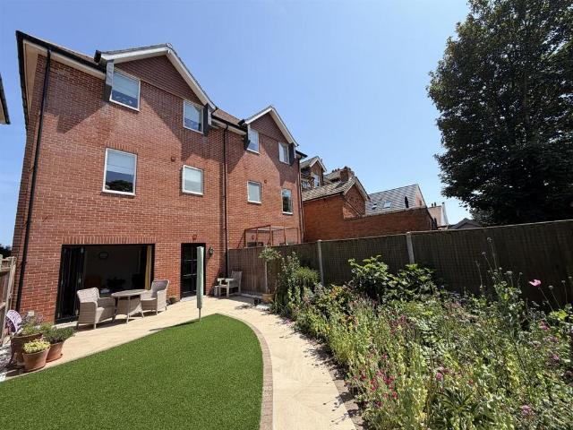 4 bedroom semi detached house for sale