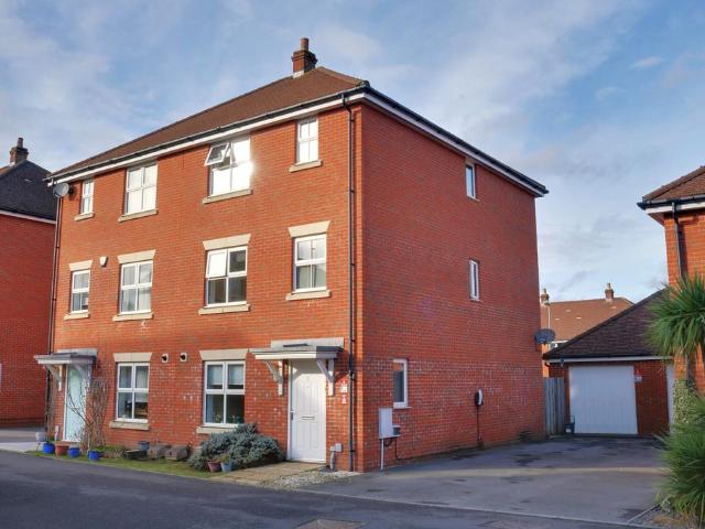 4 bedroom semi detached house for sale