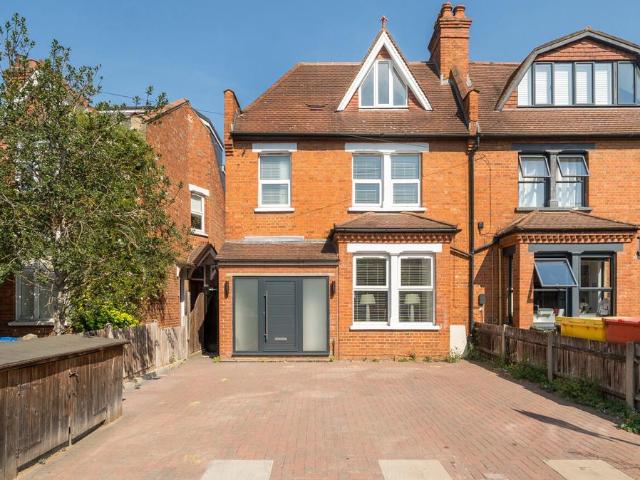 4 bedroom end of terrace house for sale