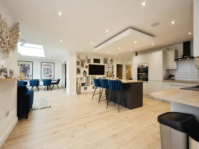 4 bedroom semi detached house for sale
