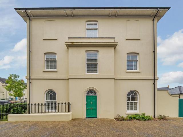 4 bedroom end of terrace house for sale