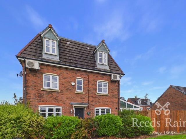 4 bedroom semi detached house for sale