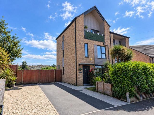 4 bedroom semi detached house for sale
