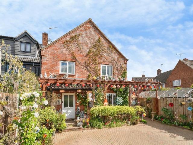 4 bedroom semi detached house for sale