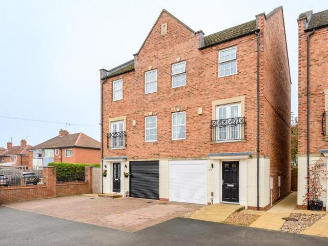 4 bedroom semi detached house for sale