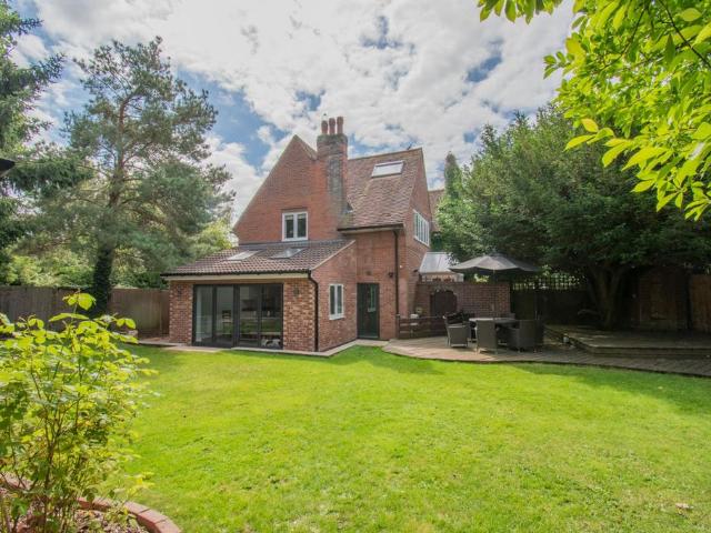 4 bedroom detached house for sale
