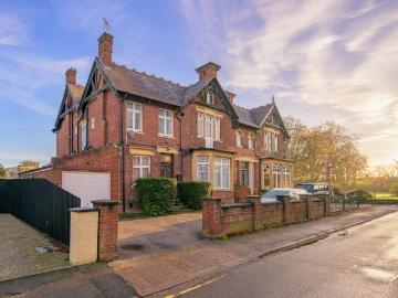4 bedroom semi detached house for sale