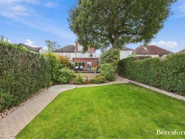 4 bedroom semi detached house for sale in Oliver Road, Shenfield, CM15