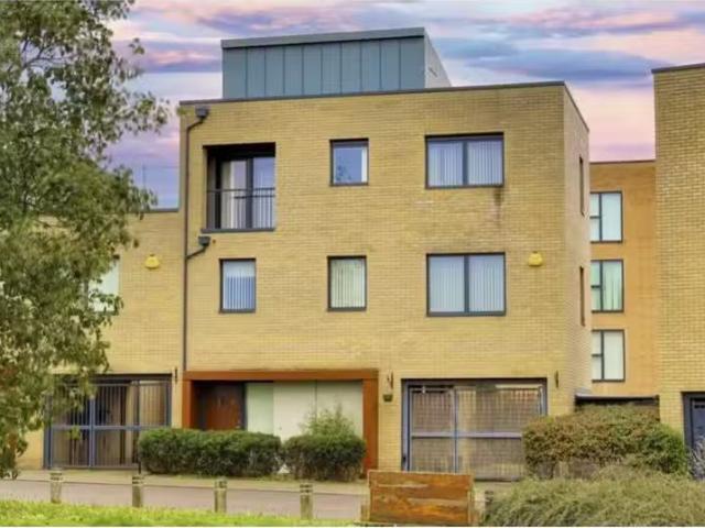 4 bedroom semi detached house for rent in 3 Glebe Farm Drive.