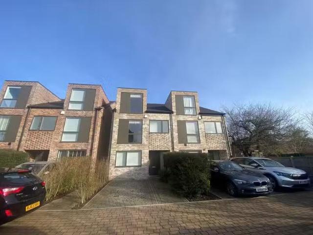 4 bedroom semi detached house for rent in Wedd Close, Trumping.