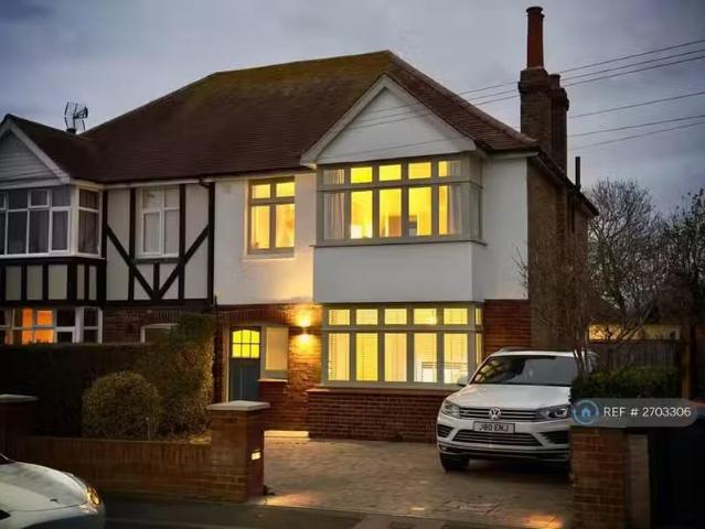 4 bedroom semi detached house for rent in Wellis Gardens, Marg.