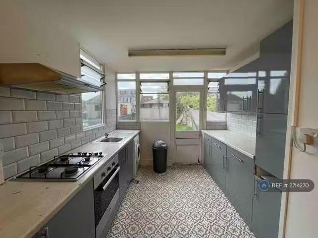 4 bedroom semi detached house for rent in Windermere Road, Pat.
