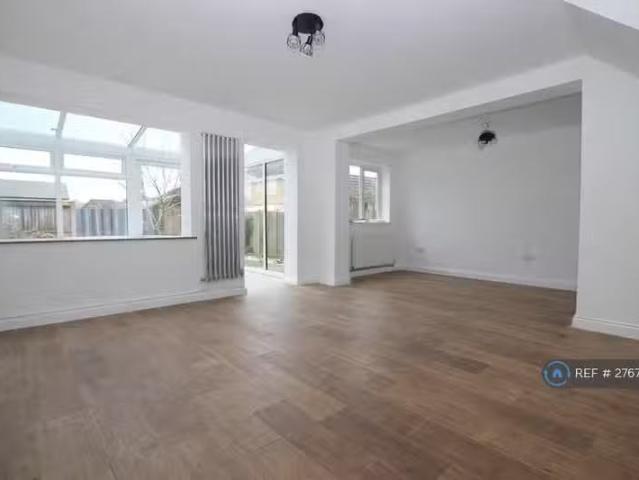 4 bedroom semi detached house for rent in Wordsworth Gardens.