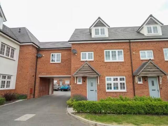 4 bedroom semi detached house for rent in Bayweaver Street, El.