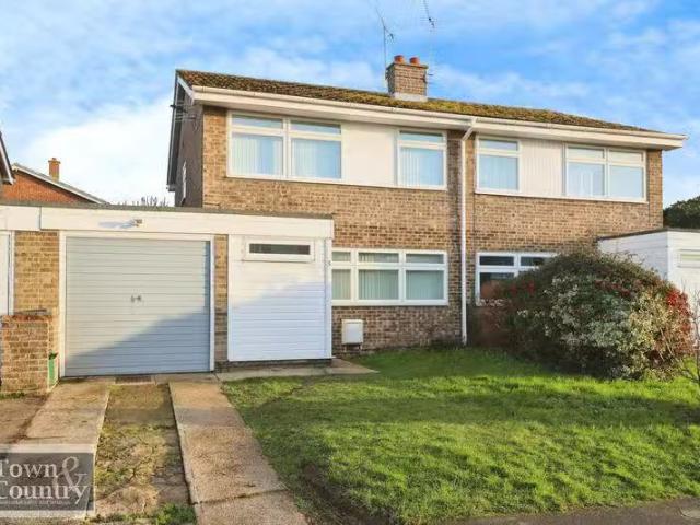 4 bedroom semi detached house for rent in Castleward Close, Wi.