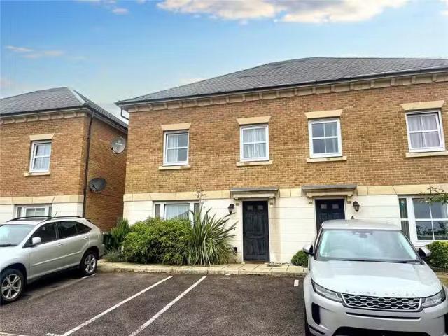 4 bedroom semi detached house for rent in Chrome Road, Erith.
