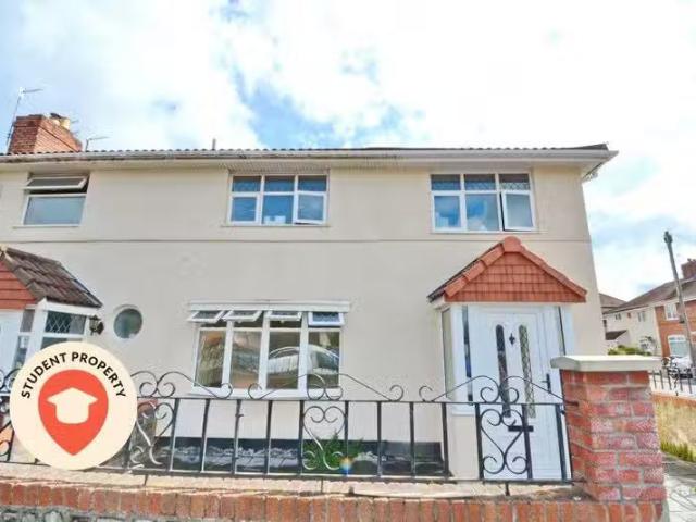 4 bedroom semi detached house for rent in Duckmoor Road, Ashto.