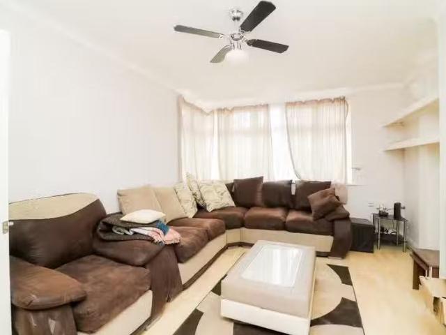 4 bedroom semi detached house for rent in Eden Way, Beckenham.