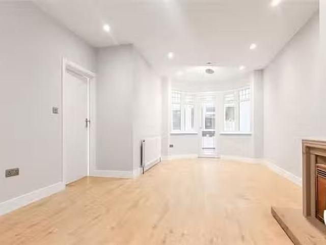 4 bedroom semi detached house for rent in Felstead Road, Orpin.