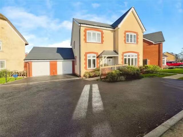 4 bedroom semi detached house for rent in Glovers Road, Stalbr.