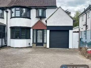 4 bedroom semi detached house for rent in Grange Road, Erdingt.
