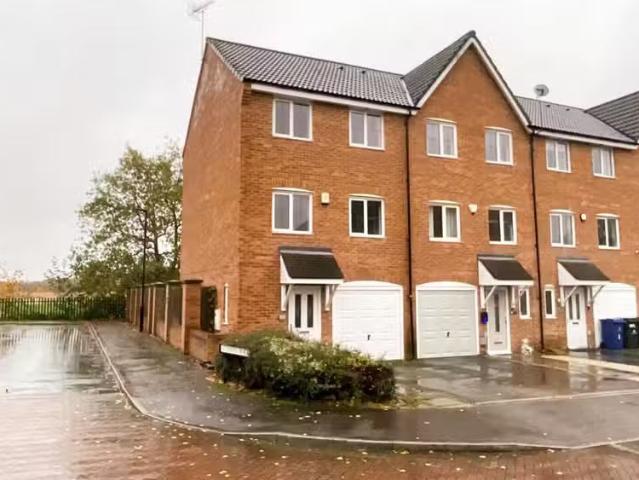 4 bedroom semi detached house for rent in Grangefield Avenue.