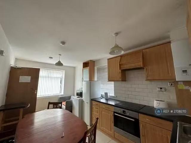 4 bedroom semi detached house for rent in Laurel Avenue, Durha.