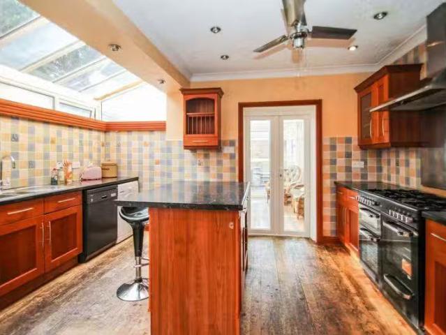 4 bedroom semi detached house for rent in Leslie Road, Bournem.