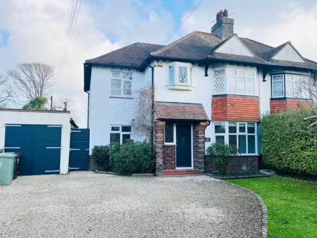 4 bedroom semi detached house for rent in Park Drive, Rustingt.
