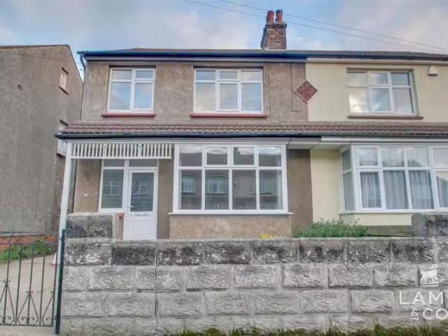 4 bedroom semi detached house for rent in Park Road, Clacton O.
