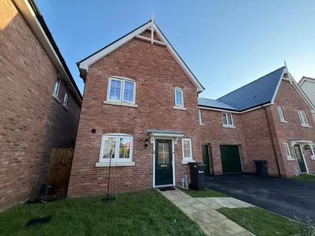 4 bedroom semi detached house for rent in Phillips Crescent, B.