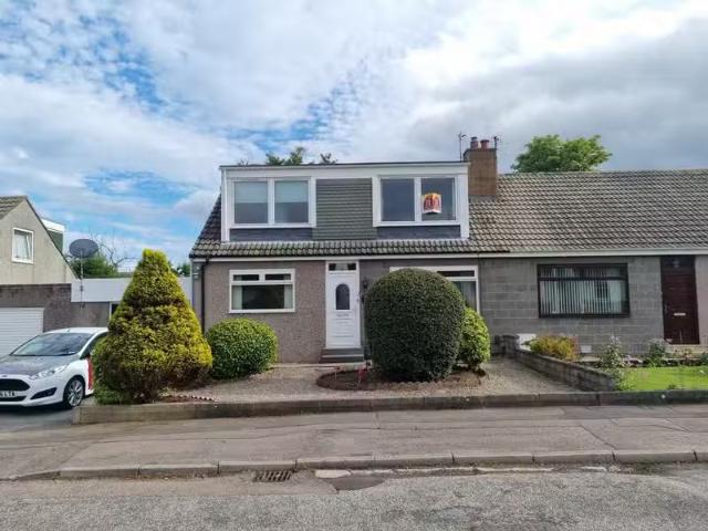 4 bedroom semi detached house for rent in Pinewood Place, Airy.