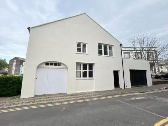 4 bedroom semi detached house for rent in Queen Street, Whiteh.